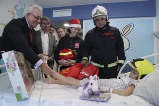 Los bomberos de la Comunidad visitan a los niños hospitalizados en el Puerta de Hierro