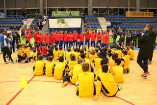 Los jugadores de la Selección Española de fútbol sala ofrecen una clase magistral a más de 40 pequeños futbolistas de Boadilla