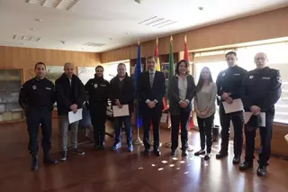 El alcalde felicita a seis policías locales por la detención de un joven reclamado por la justicia