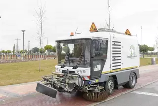 El Ayuntamiento refuerza con una nueva barredora la limpieza en los nuevos ámbitos de Valenoso, El Pastel y Olivar