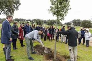 El Ayuntamiento celebra el Día del Funcionario plantando una encina en reconocimiento a su trabajo y profesionalidad