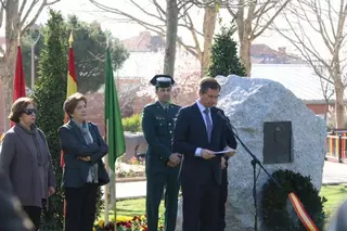 Ofrenda floral y minuto de silencio en homenaje a las víctimas del terrorismo