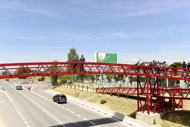 Entra en servicio la segunda pasarela peatonal sobre la M-513 en Boadilla