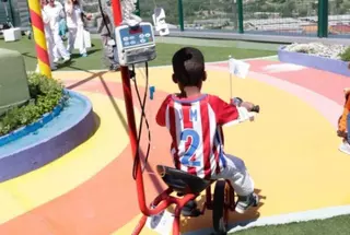 La Comunidad presenta un triciclo con portasueros para los niños que por motivos de salud ingresan en hospitales