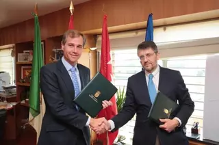 El Ayuntamiento firma un convenio con ATAM para acercar a los vecinos su red de apoyo mutuo en el ámbito de la dependencia