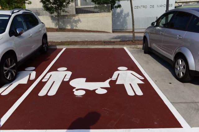 El Ayuntamiento habilita plazas de estacionamiento preferentes para familias numerosas y mujeres embarazadas en aparcamientos de edificios municipales