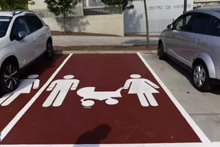 El Ayuntamiento habilita plazas de estacionamiento preferentes para familias numerosas y mujeres embarazadas en aparcamientos de edificios municipales