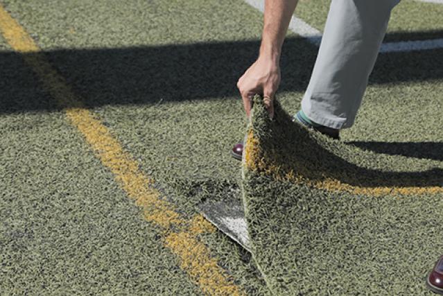 Obras de renovación del césped artificial del campo de fútbol-rugby del Complejo Deportivo Municipal