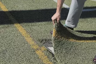 Obras de renovación del césped artificial del campo de fútbol-rugby del Complejo Deportivo Municipal