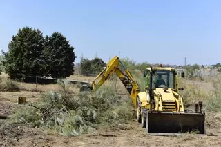 El Ayuntamiento prepara los terrenos para la creación de una nueva zona verde en Valdepastores