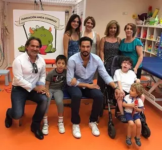 El actor Stany Coppet completa el Camino de Santiago, con la Fundación boadillense Anda Conmigo