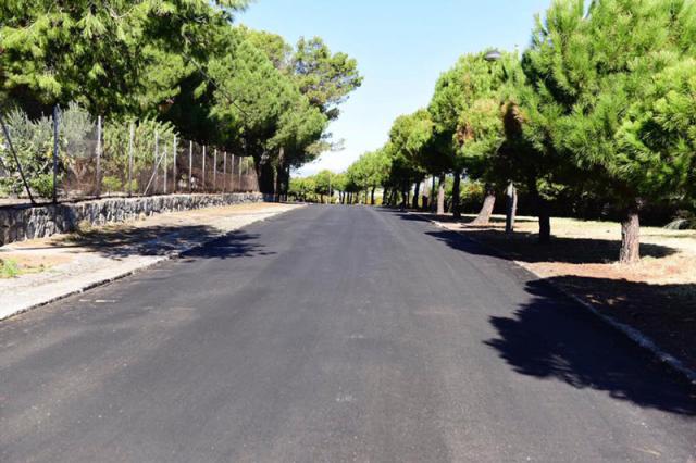 Continúan las actuaciones de mejora en la Urbanización Bonanza con el asfaltado y señalización de varias calles
