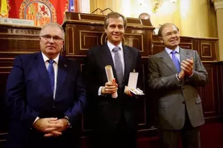 El Alcalde recibe la Cruz de la Dignidad que concede la Asociación Víctimas del Terrorismo