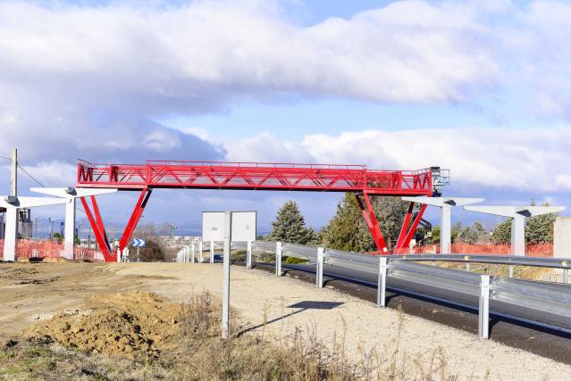 La tercera pasarela sobre la M-513 ya está instalada y entrará en funcionamiento en próximas fechas