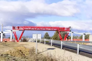La tercera pasarela sobre la M-513 ya está instalada y entrará en funcionamiento en próximas fechas