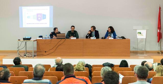 Guardia Civil y Policía Local trasladan a los vecinos recomendaciones de autoprotección ante una acción terrorista
