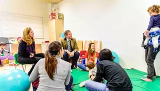 Los PlayGroups que ofrece el Ayuntamiento reúnen cada semana a familias que comparten con sus hijos y otros padres espacios de juego en inglés