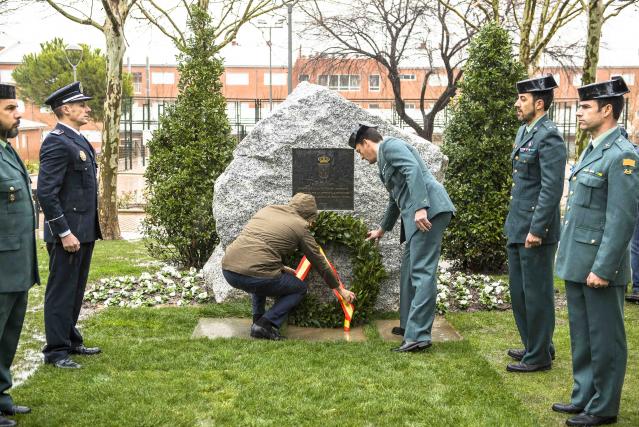 Boadilla rinde homenaje a las víctimas del terrorismo con una ofrenda floral y un minuto de silencio