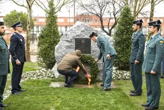 Boadilla rinde homenaje a las víctimas del terrorismo con una ofrenda floral y un minuto de silencio