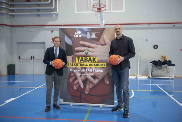 Boadilla acoge una escuela de baloncesto dirigida por el exjugador de la NBA Zan Tabak