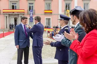 El padre de Diana Quer recibe la Medalla de la Policía Local en la celebración del día de su patrón