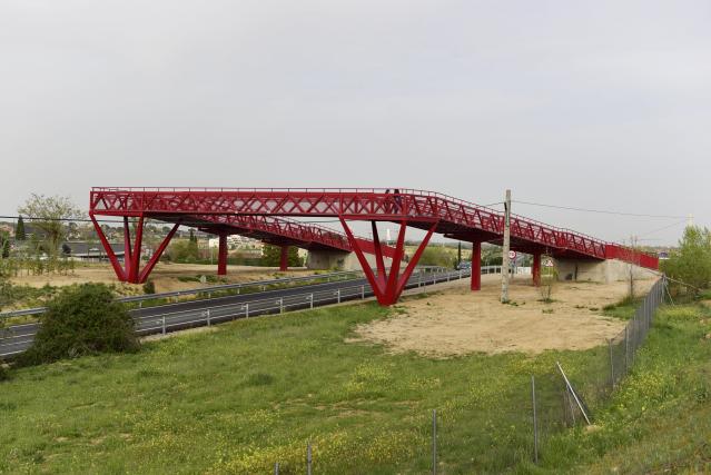 Entra en funcionamiento la tercera pasarela sobre la M-513 que une el pasillo verde de Viñas Viejas con Valenoso