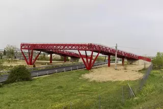 Entra en funcionamiento la tercera pasarela sobre la M-513 que une el pasillo verde de Viñas Viejas con Valenoso