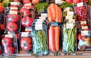 APB solicita una campaña de concienciación para eliminar el exceso de plásticos en los supermercados y comercios de Boadilla