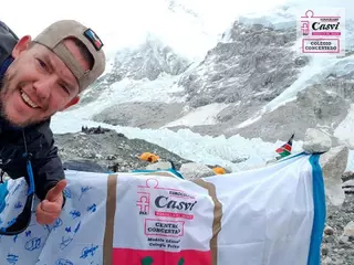 Francisco Martínez lleva la bandera y firmas de los alumnos del colegio Casvi hasta la cima del Everest