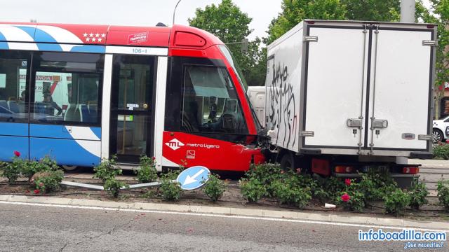 Aparatoso choque entre un camión y el Metro Ligero de Boadilla