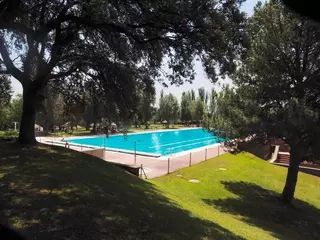 Los vecinos empadronados pueden utilizar hasta el 8 de julio la piscina del club Las Encinas al mismo precio que la municipal