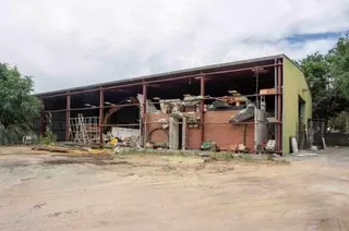 Demolición de la nave de obras para construir más plazas de aparcamiento y nueva zona verde