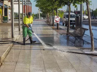 Continúan las limpiezas especiales en las Avenidas de Nuevo Mundo e Isabel de Farnesio