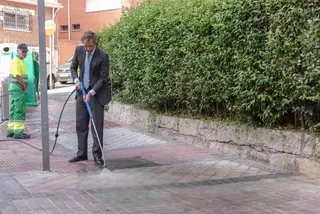 El Ayuntamiento refuerza la limpieza en el casco histórico para eliminar orines y manchas de basura