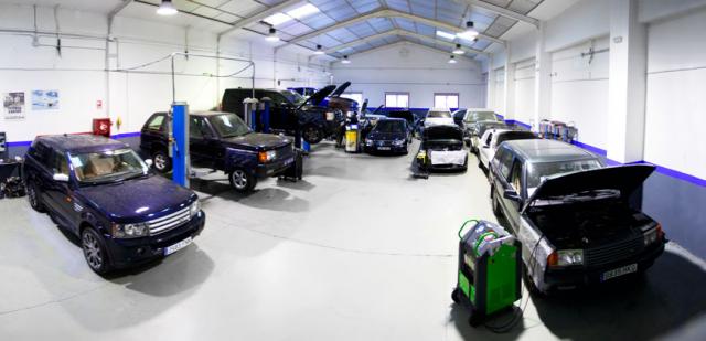 Varesauto, taller especializado en Land Rover, cumple 15 años