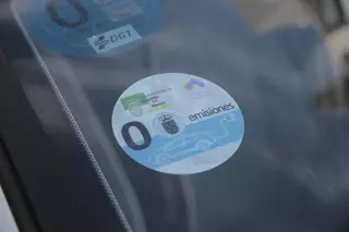 Los vehículos identificados como "cero emisiones" ya no pagan en la zona de estacionamiento limitado