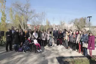 Boadilla instala un monolito en reconocimiento a la labor solidaria de los voluntarios de la localidad