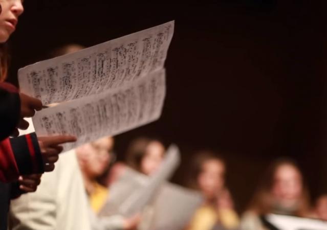 Modestia Aparte y alumnos de la Escuela Municipal de Música felicitan la Navidad con un villancico grabado en el Palacio