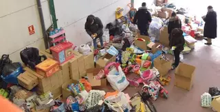 "Kelisidina Ayuda" dona al Ayuntamiento juguetes nuevos para regalar en Reyes a los niños más desfavorecidos