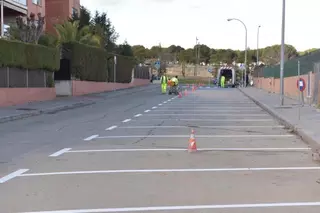 La calle Miguel Hernández suma más del doble de plazas de aparcamiento tras cambiar la circulación a sentido único