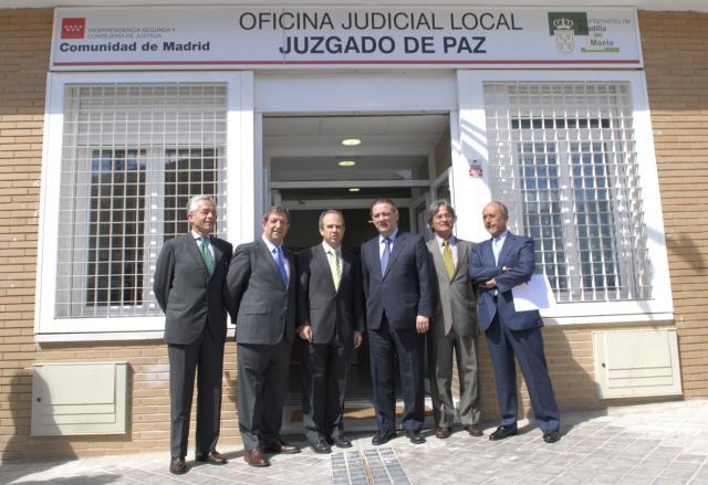 El alcalde y el consejero de Justicia presentan los nuevos servicios de médico forense y gestor procesal de la Oficina Judicial de Boadilla.
