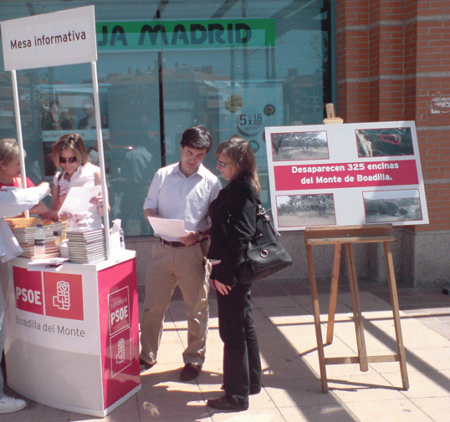 El PSOE instala mesas informativas en el sector B y en el casco urbano de Boadilla.