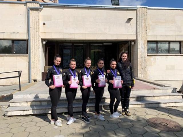 Las gimnastas boadillanas Marta Oliver y Sandra Vázquez medalla de oro en Bulgaria
