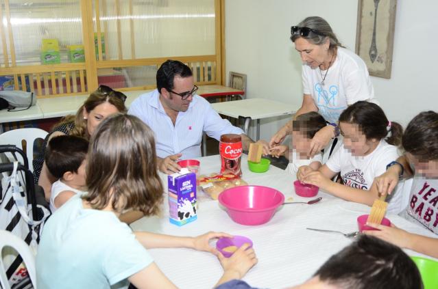Juegos, talleres, hípica y piscina en el campamento dirigido a menores con discapacidad funcional