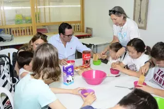 Juegos, talleres, hípica y piscina en el campamento dirigido a menores con discapacidad funcional