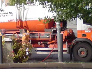 El PSOE denuncia la utilización de agua potable para el riego de parques y jardines.