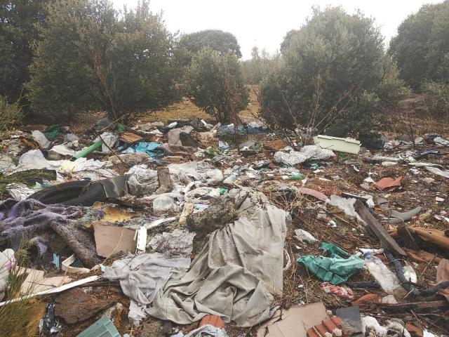 El PSOE de Boadilla denuncia un punto de vertido de escombros y basura en la Avenida de Cantabria