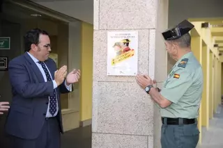 El Ayuntamiento coloca en la sede institucional una placa en homenaje a la Guardia Civil
