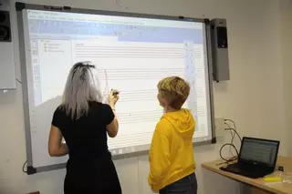 Las pizarras digitales llegan a la Escuela Municipal de Música de Boadilla