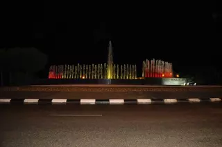 La fuente de la Avenida de España luce desde anoche los colores de la bandera nacional